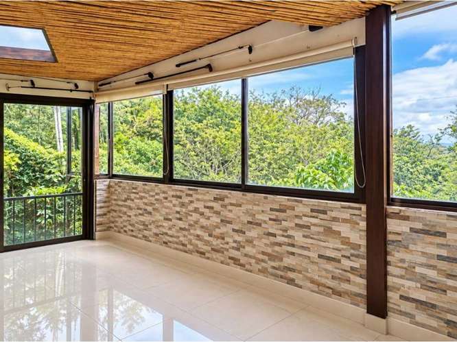 Escazu Venta. amplio y luminoso Apartamento tipo casa