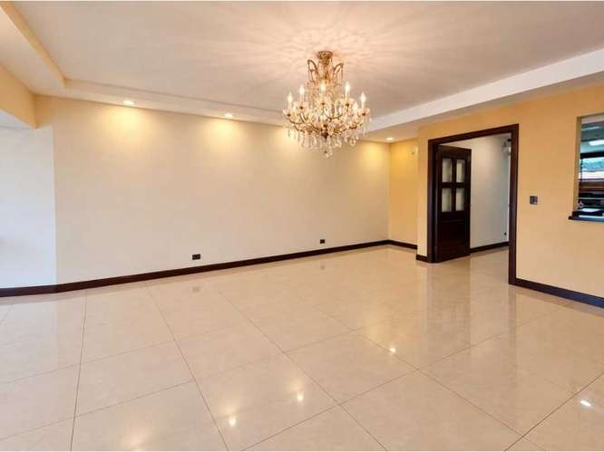 Escazu Venta. amplio y luminoso Apartamento tipo casa