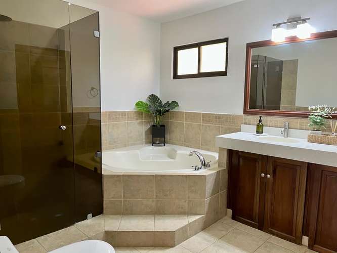 Se Vende Amplia Casa en Condominio Guachipelín