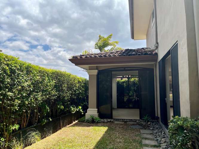 Se Vende Amplia Casa en Condominio Guachipelín