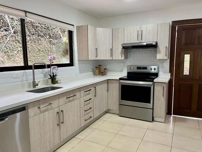 Se Vende Amplia Casa en Condominio Guachipelín
