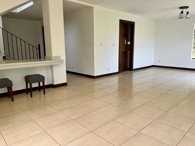 Se Vende Amplia Casa en Condominio Guachipelín
