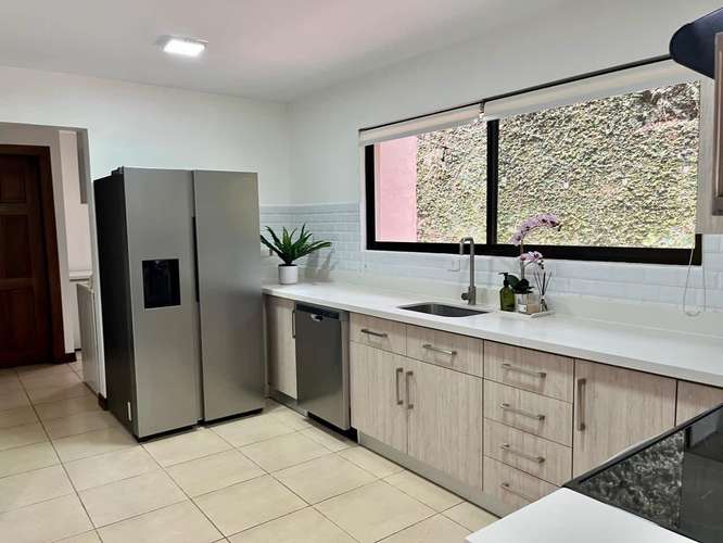 Se Vende Amplia Casa en Condominio Guachipelín