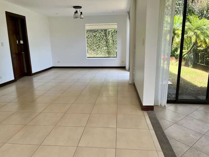 Se Vende Amplia Casa en Condominio Guachipelín