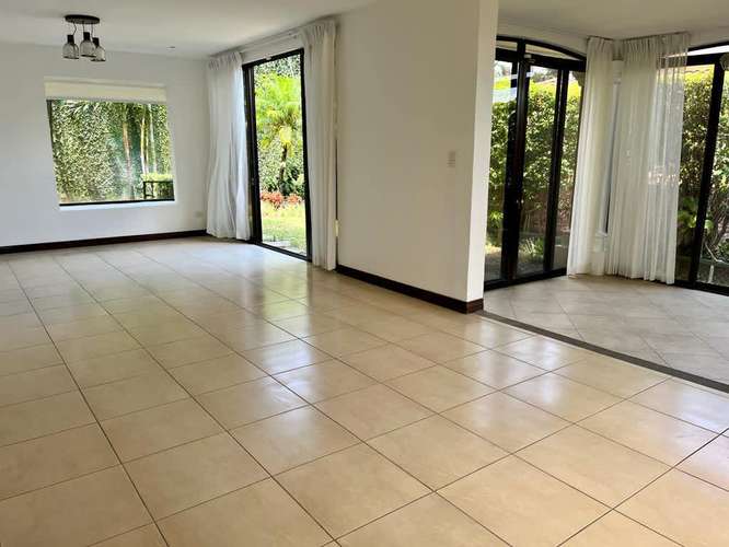 Se Vende Amplia Casa en Condominio Guachipelín