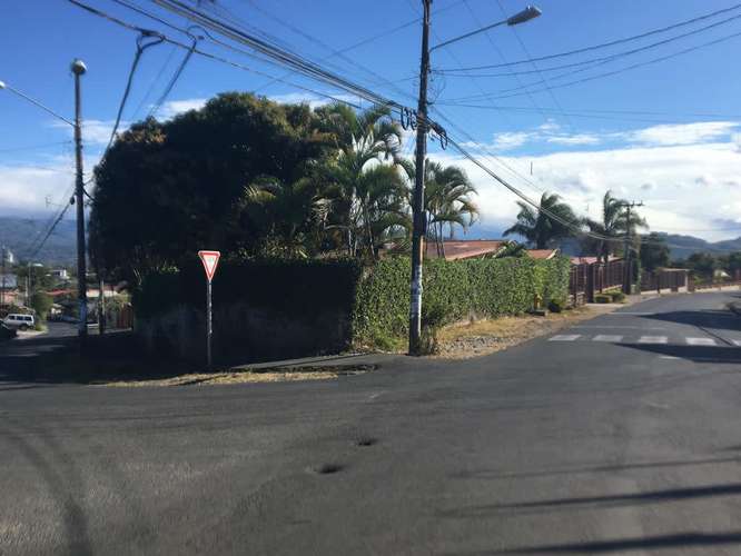 Lote Esquinero con Alto Potencial Comercial 271 m2