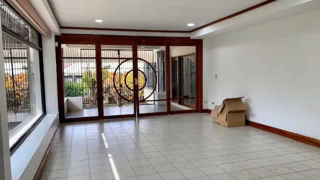 Venta Casa en Heredia Ciudad Cariari | Frente a la Cancha de Golf | 1.200 m² de Terreno