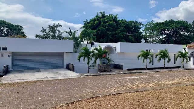 Venta Casa en Heredia Ciudad Cariari | Frente a la Cancha de Golf | 1.200 m² de Terreno