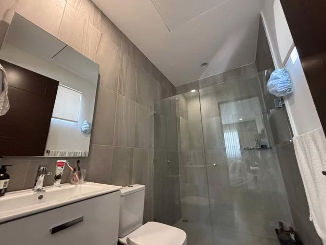 Se vende amplio apartamento en Torre, San Rafael de Escazú.