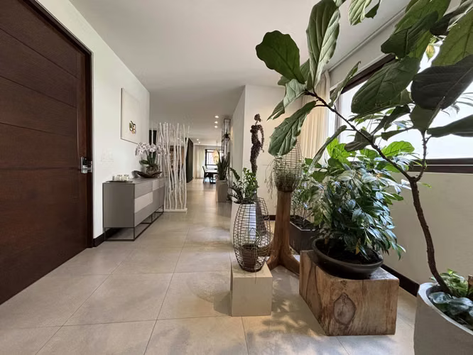 Se vende amplio apartamento en Torre, San Rafael de Escazú.