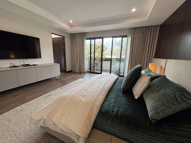 Se vende amplio apartamento en Torre, San Rafael de Escazú.