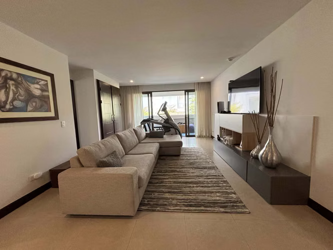 Se vende amplio apartamento en Torre, San Rafael de Escazú.