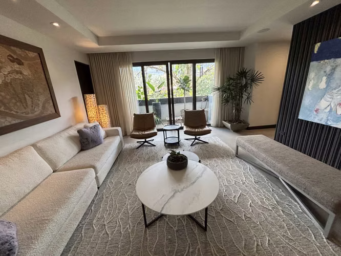 Large apartment is sold in Torre, San Rafael de Escazú.