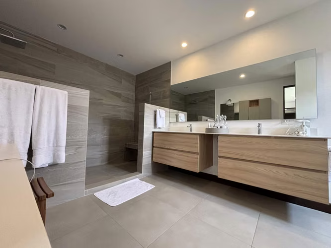 Se vende amplio apartamento en Torre, San Rafael de Escazú.
