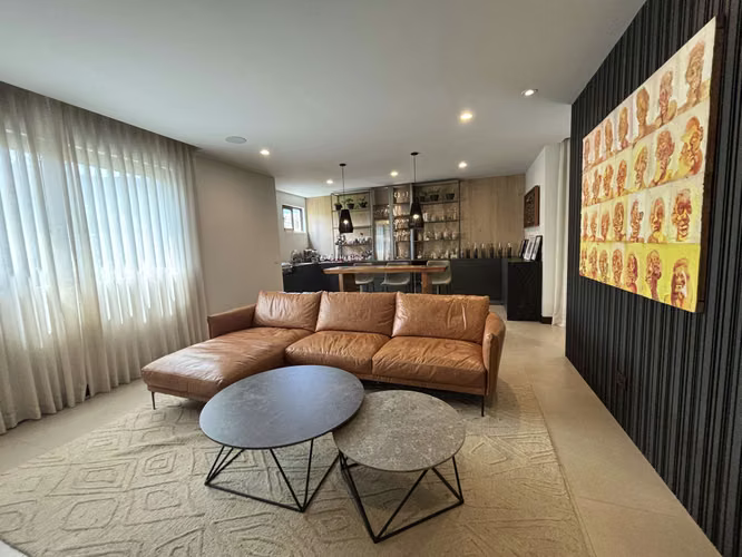 Se vende amplio apartamento en Torre, San Rafael de Escazú.