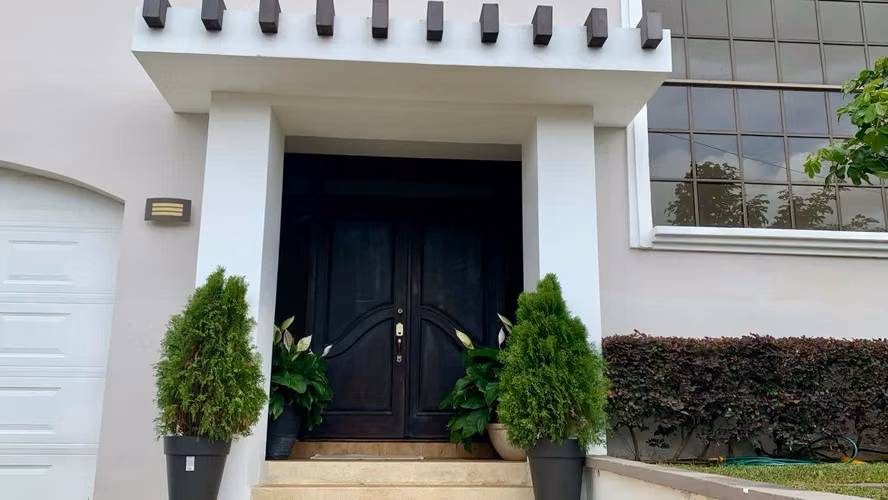 Venta Casa de Lujo en Heredia Cariari | Terraza y 4 Habitaciones | Elegancia Confort y Privacidad - Imagen 3