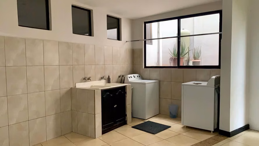 Venta Casa de Lujo en Heredia Cariari | Terraza y 4 Habitaciones | Elegancia Confort y Privacidad - Imagen 11