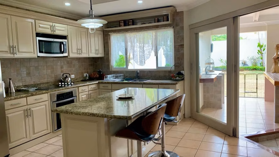 Venta Casa en Heredia Belén Cariari | 6 Parqueos y Amplio Jardín | Una Planta - Imagen 8