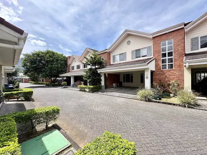 SALE OF HOUSE IN CONDOMINIUM OF 3 HAB IN SAN ANTONIO, ESCAZU