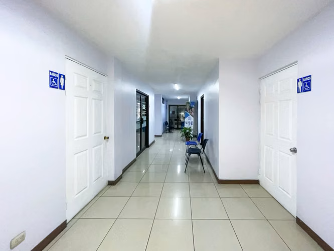 Se alquilan consultorios médicos cerca del Hosp. de Niños (AD).
