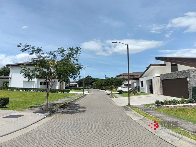 Venta de lote en Condomini, Santa Ana, Río Oro.
