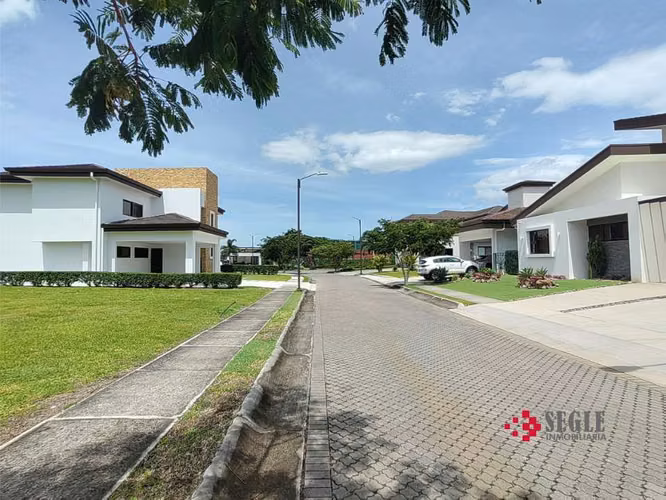 Venta de lote en Condomini, Santa Ana, Río Oro.