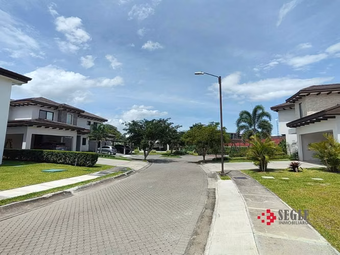 Venta de lote en Condomini, Santa Ana, Río Oro.