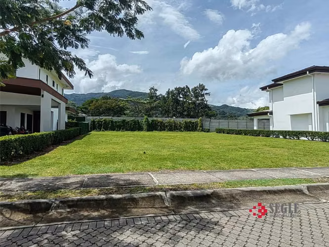 Venta de lote en Condomini, Santa Ana, Río Oro.