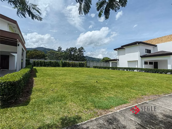 Venta de lote en Condomini, Santa Ana, Río Oro.