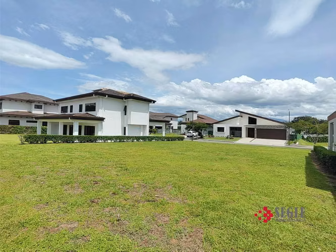 Venta de lote en Condomini, Santa Ana, Río Oro.