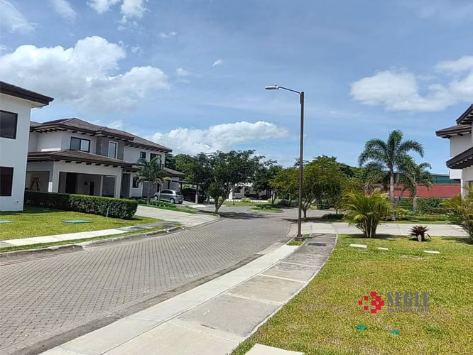 Venta de lote en Condomini, Santa Ana, Río Oro.