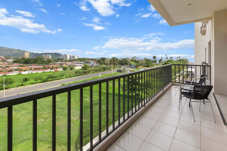 Venta de Condominio JacoBay de 3 habitaciones en el 6to piso con vistas panorámicas