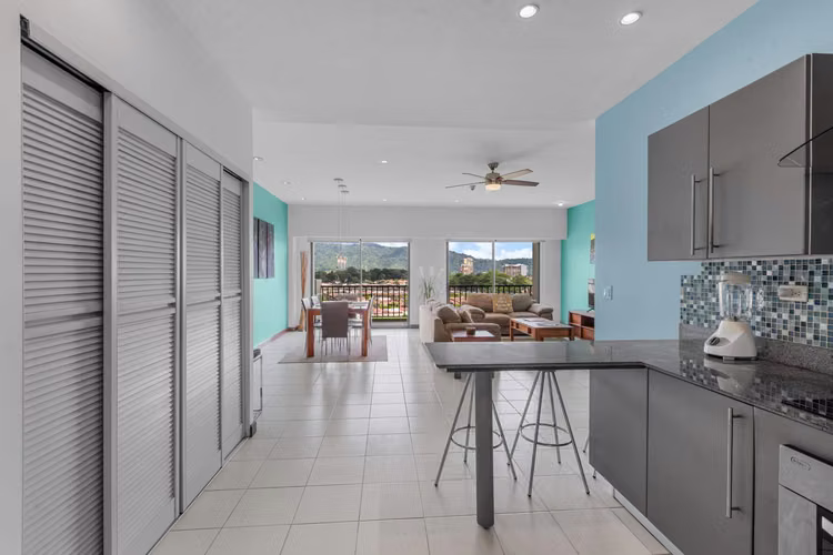 Venta de Condominio JacoBay de 3 habitaciones en el 6to piso con vistas panorámicas