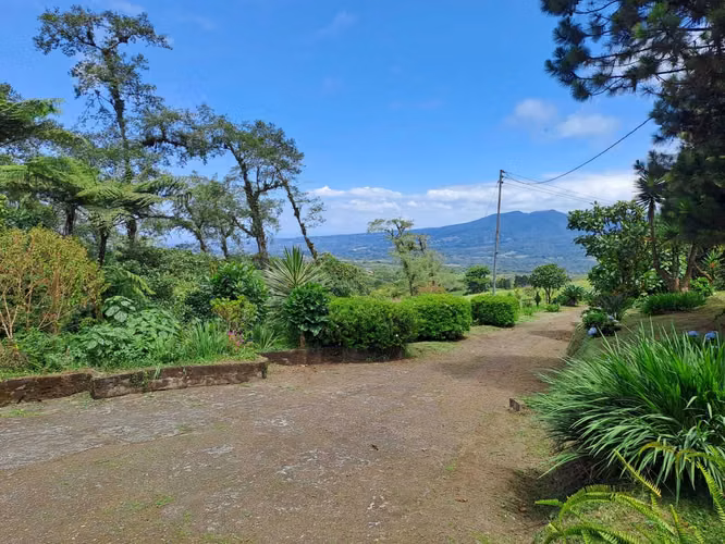Se vende propiedad de montaña con 4 apartamentos y 3 casas cabañas - Imagen 16