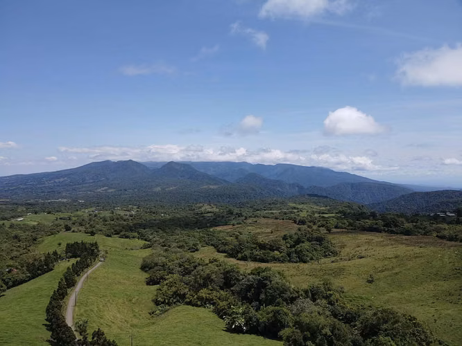 Se vende propiedad de montaña con 4 apartamentos y 3 casas cabañas - Imagen 14