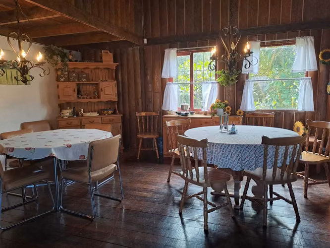 Se vende propiedad de montaña con 4 apartamentos y 3 casas cabañas - Imagen 6