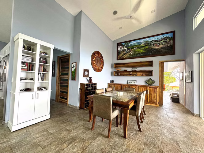 CASA EN VENTA CON APARTAMENTO  EN ATENAS