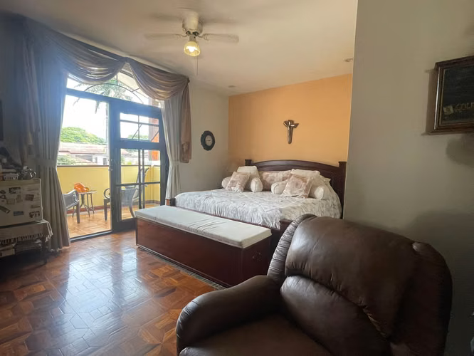 Santa Ana Lindora, venta amplia casa 5 habitaciones.