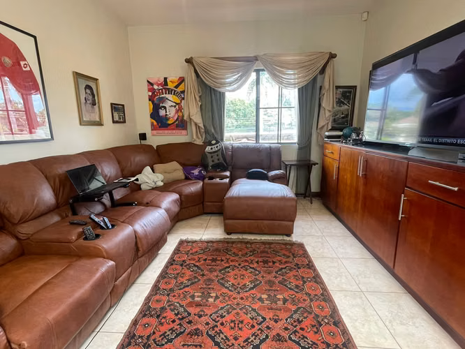 Santa Ana Lindora, venta amplia casa 5 habitaciones.