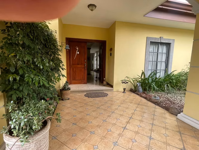 Santa Ana Lindora, venta amplia casa 5 habitaciones.