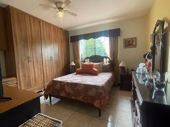 Santa Ana Lindora, venta amplia casa 5 habitaciones.