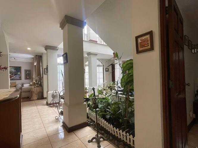 Santa Ana Lindora, venta amplia casa 5 habitaciones.