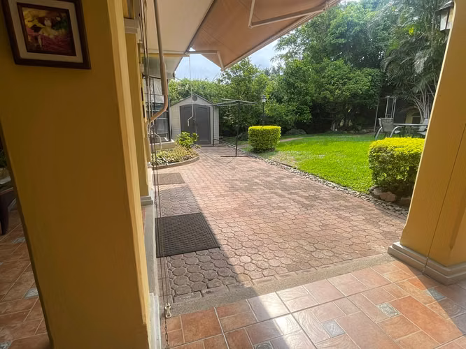 Santa Ana Lindora, venta amplia casa 5 habitaciones.