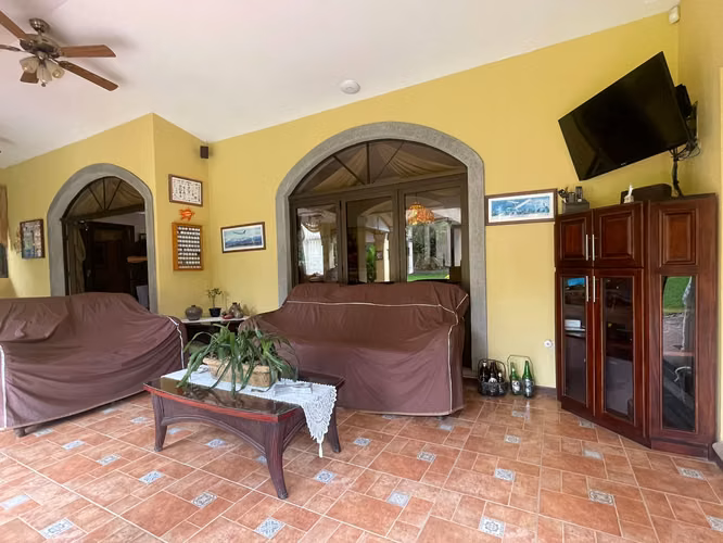 Santa Ana Lindora, venta amplia casa 5 habitaciones.