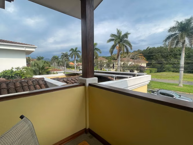 Santa Ana Lindora, venta amplia casa 5 habitaciones.