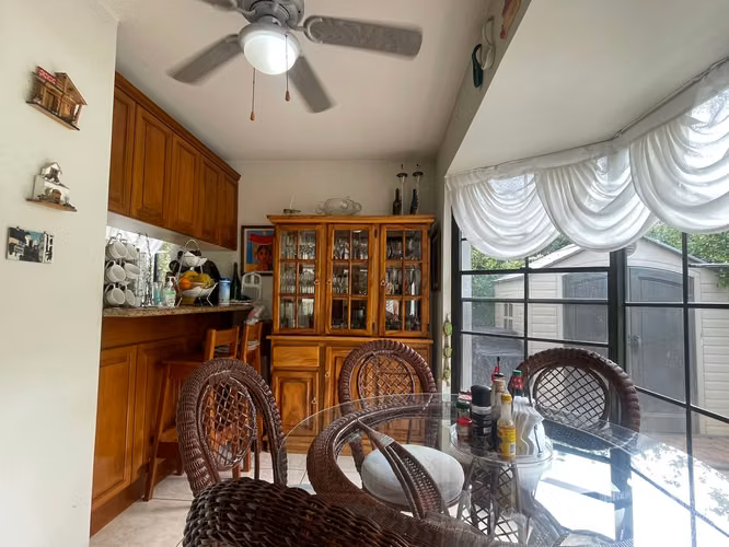 Santa Ana Lindora, venta amplia casa 5 habitaciones.