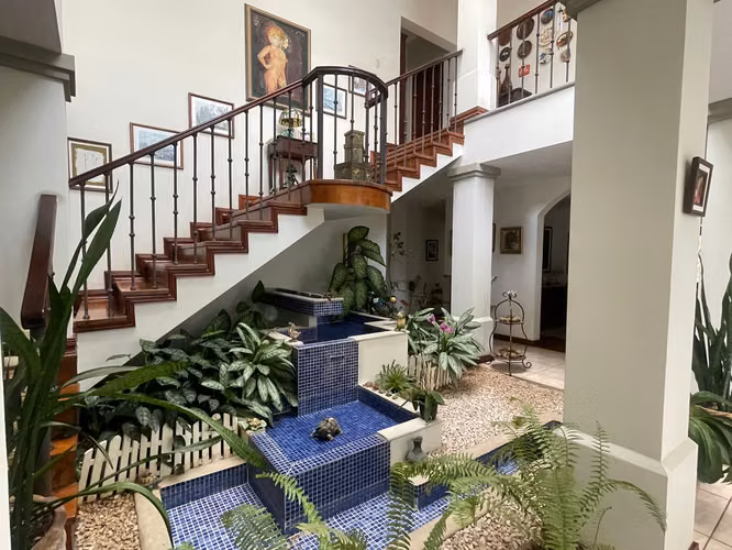 Santa Ana Lindora, venta amplia casa 5 habitaciones.