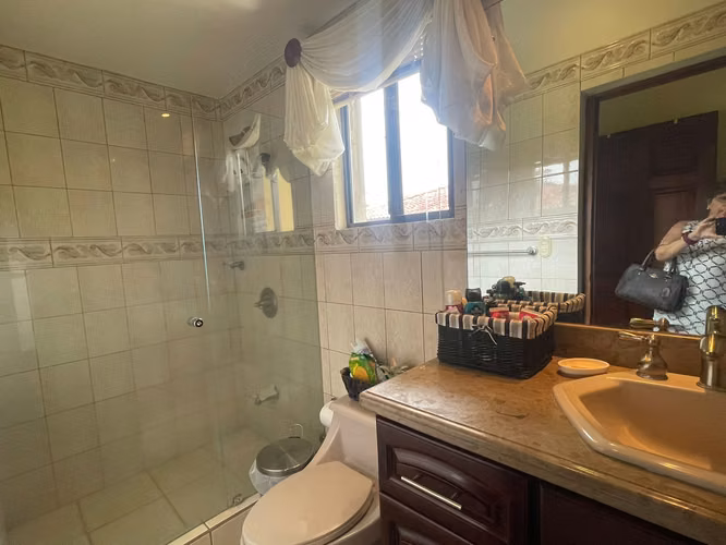 Santa Ana Lindora, venta amplia casa 5 habitaciones.