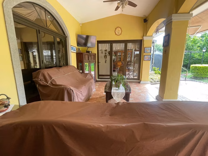 Santa Ana Lindora, venta amplia casa 5 habitaciones.
