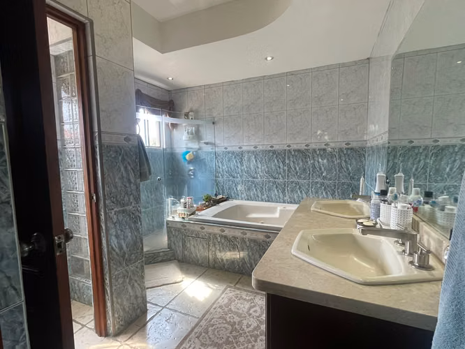 Santa Ana Lindora, venta amplia casa 5 habitaciones.
